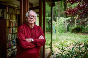 Jeroen Brouwers bij zijn huis in de bossen van het Vlaamse Zutendaal (foto: NRC)