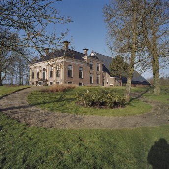Overzicht_boerderij,_voorhuis_met_pad_-_Usquert_-_20364444_-_RCE